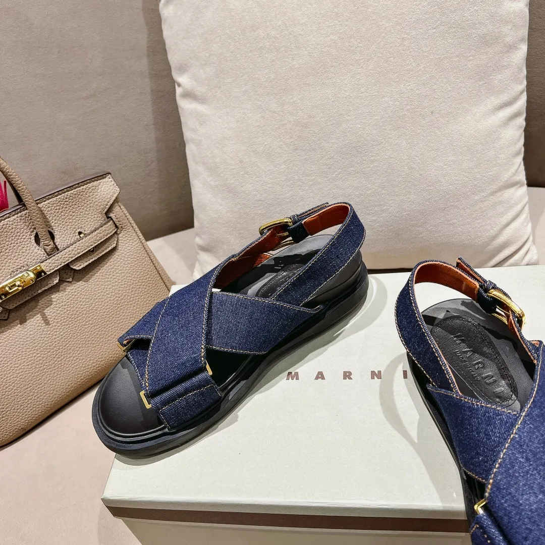 👟👟Ex-factory price 420👟👟 Marni Mani, popular online celebrity style, Taobao, popular single style in physical stores! Thick-soled, elevated classic cross-strap, color-blocked flat-soled cowhide open-toe European and American style women's sandals. Fabric: Cowhide Lining: Sheepskin Outsole: Rubber Button: Gold Size: 35-40